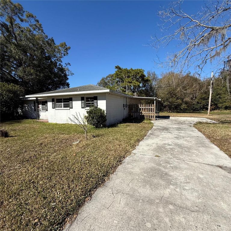 Image 4 of property listing at 805 MARCUM ROAD, Lakeland, FL 33809