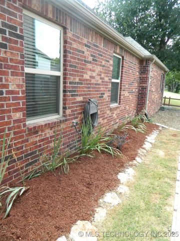 414 S Buffalo Avenue, Skiatook, OK 74070