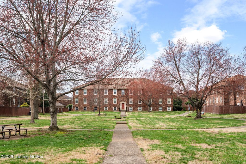 1008 Lake Way D2, Louisville, KY 40222