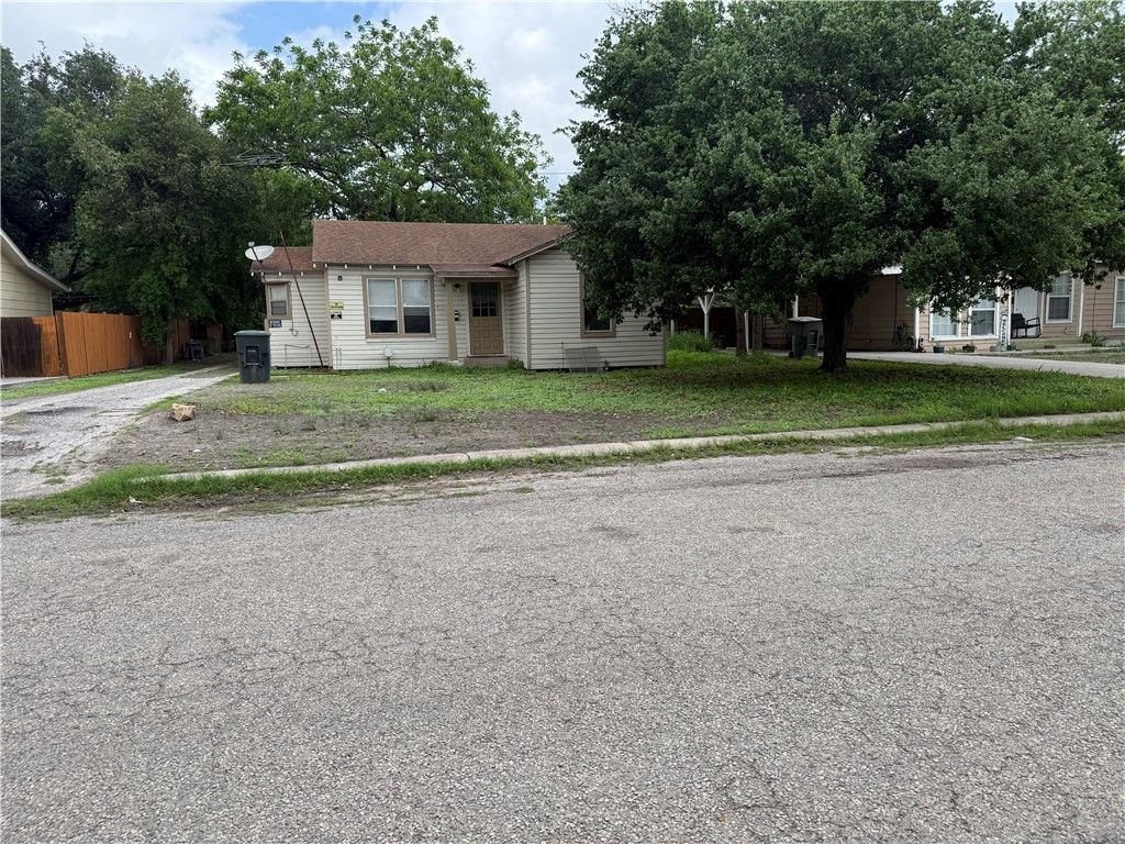 1131 E 5th St, Alice, TX 78332