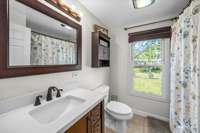 818 Menominee Drive, Lake In The Hills, IL 60156