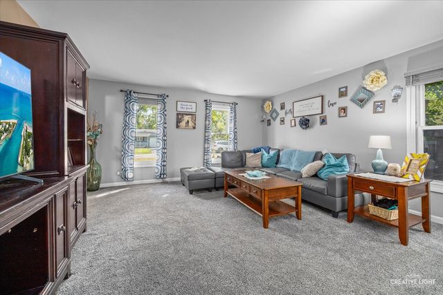 818 Menominee Drive, Lake In The Hills, IL 60156