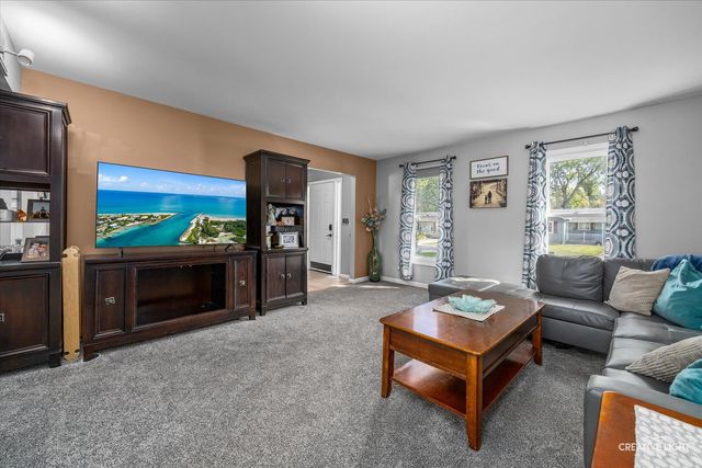 818 Menominee Drive, Lake In The Hills, IL 60156