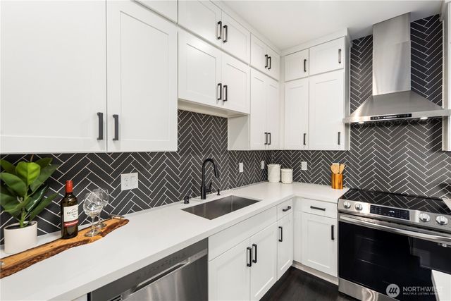 4018 Beach Drive SW, Seattle, WA 98116