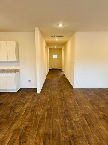 645 Ebbsfleet DR, Uhland, TX 78640