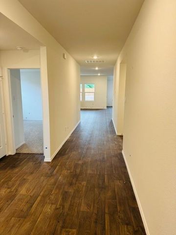 645 Ebbsfleet DR, Uhland, TX 78640