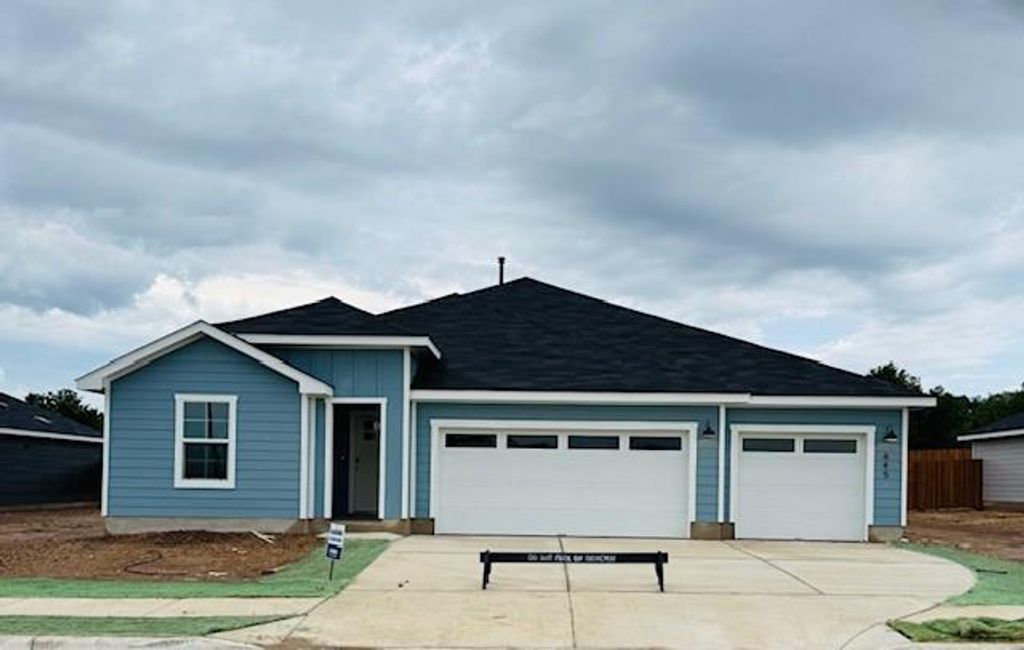 645 Ebbsfleet DR, Uhland, TX 78640