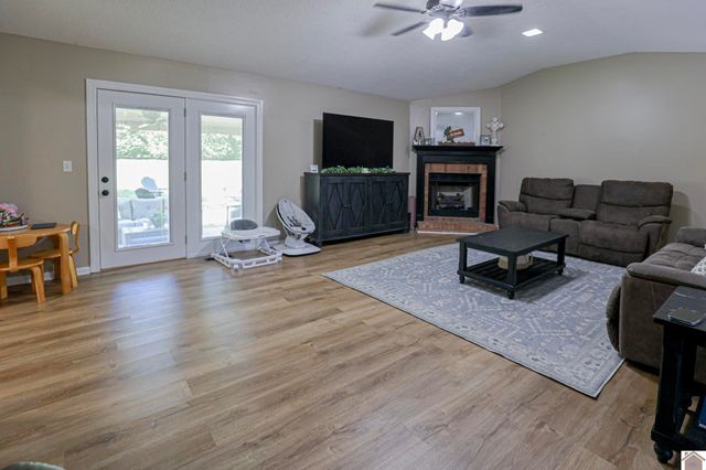 4055 Lovelaceville Road, Paducah, KY 42001