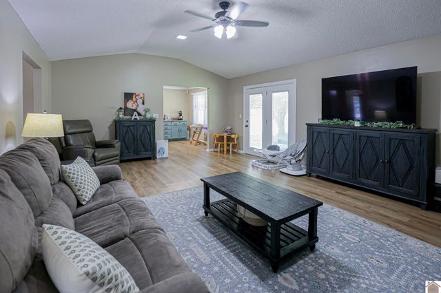 4055 Lovelaceville Road, Paducah, KY 42001