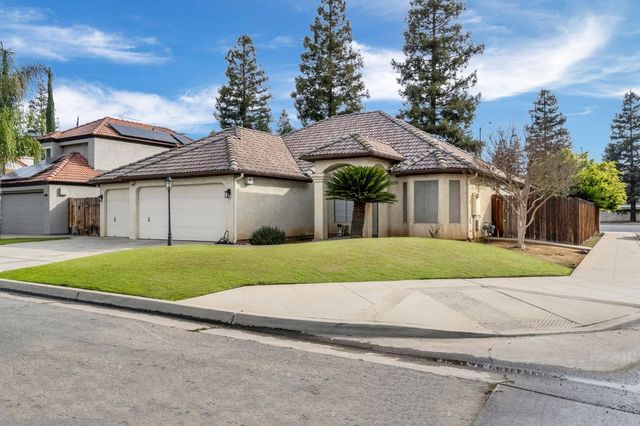 8278 N Sharon Avenue, Fresno, CA 93720