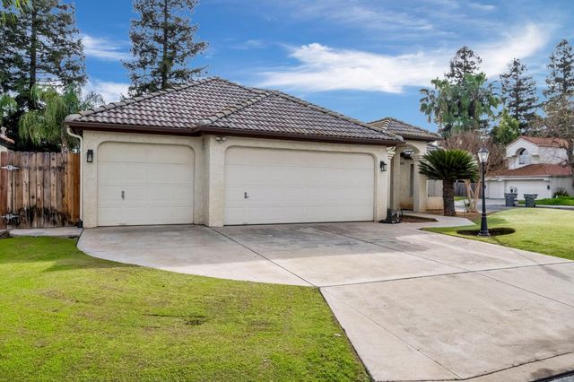 8278 N Sharon Avenue, Fresno, CA 93720