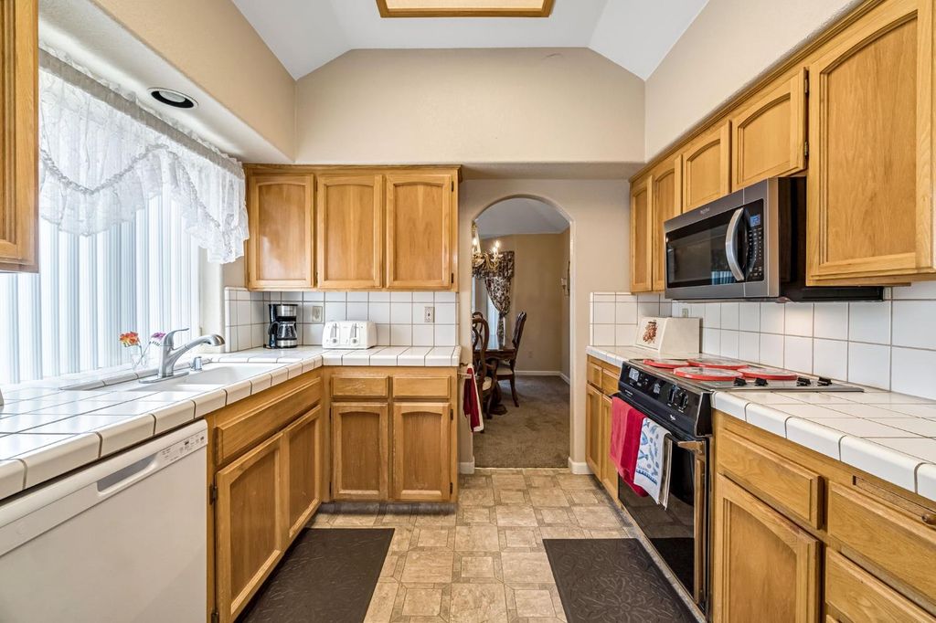 Image 14 of property listing at 8278 N Sharon Avenue, Fresno, CA 93720