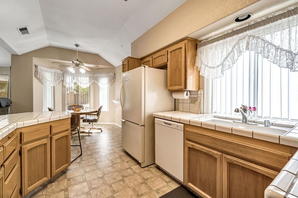 Image 15 of property listing at 8278 N Sharon Avenue, Fresno, CA 93720