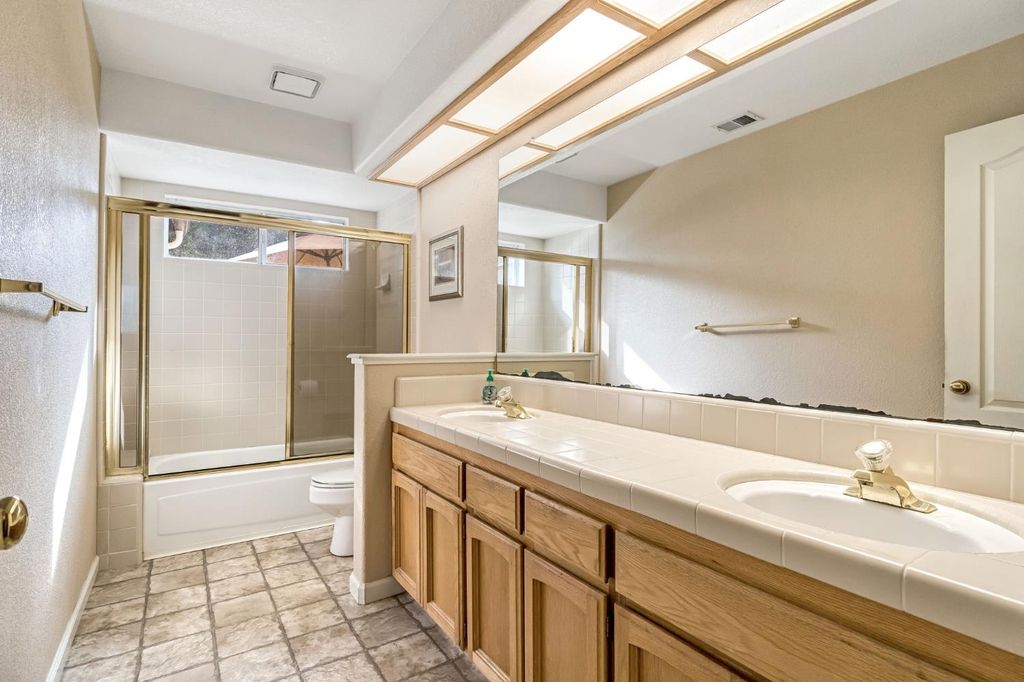 Image 24 of property listing at 8278 N Sharon Avenue, Fresno, CA 93720