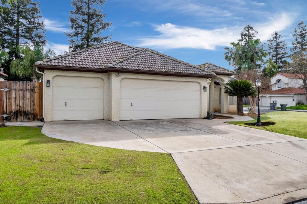 Image 3 of property listing at 8278 N Sharon Avenue, Fresno, CA 93720