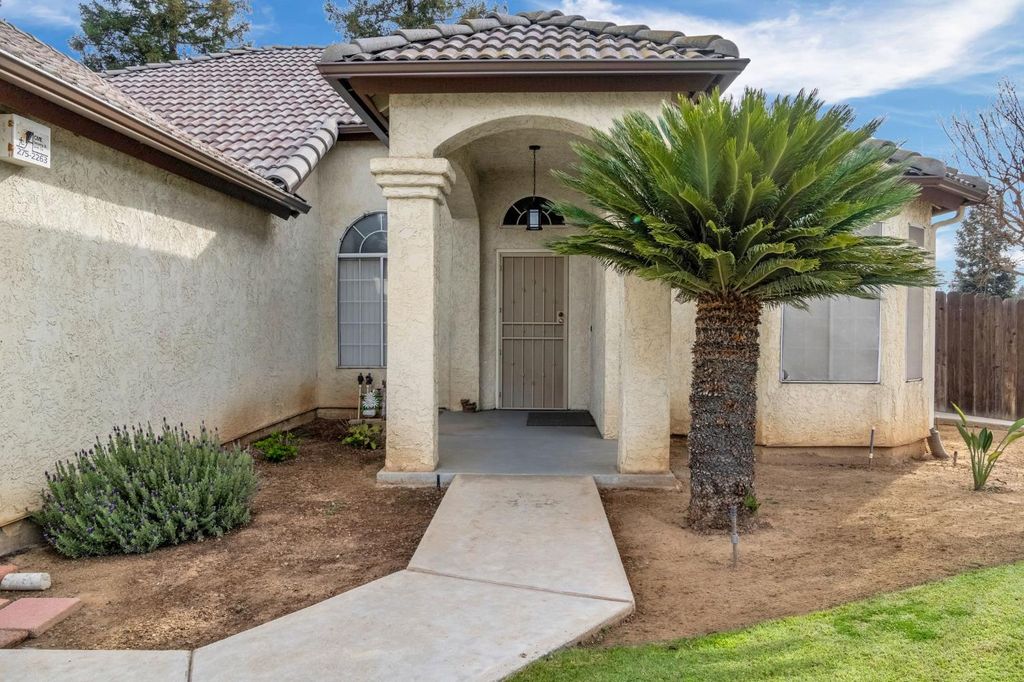 Image 4 of property listing at 8278 N Sharon Avenue, Fresno, CA 93720