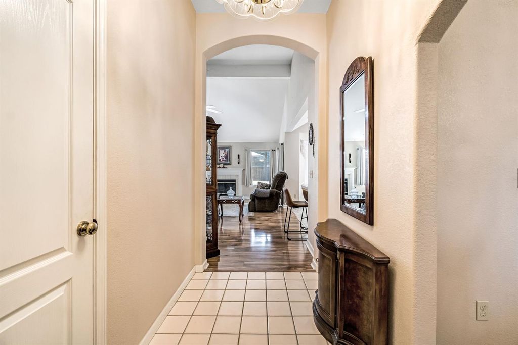 Image 6 of property listing at 8278 N Sharon Avenue, Fresno, CA 93720