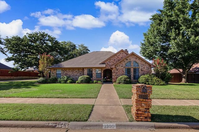 1300 Oak Harbor Boulevard, Azle, TX 76020