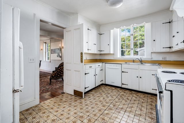 9 Long Hill Road, East Hampton, CT 06456