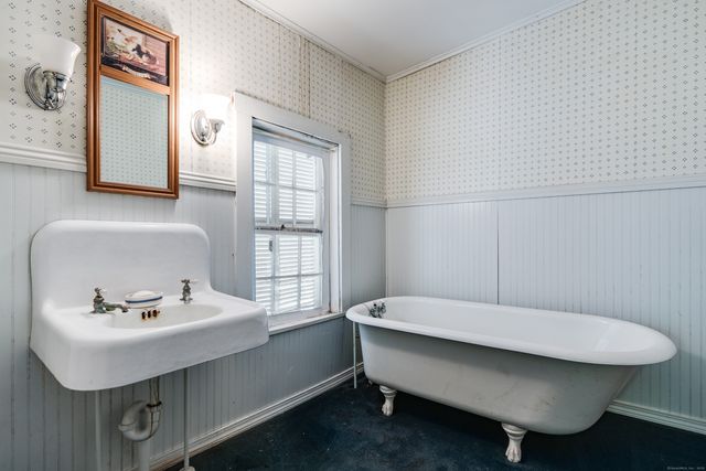 9 Long Hill Road, East Hampton, CT 06456