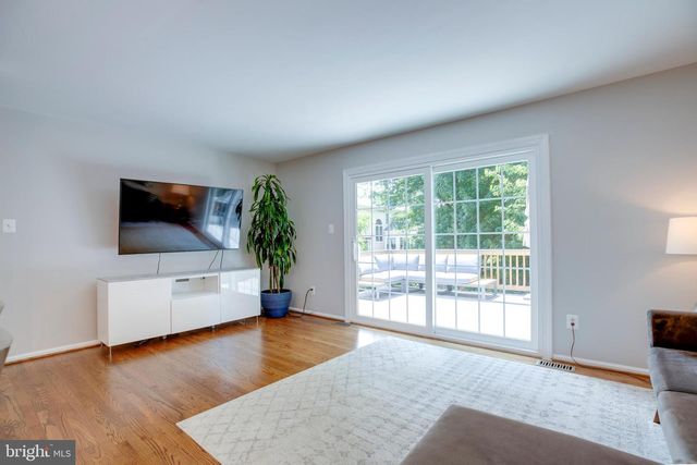 8657 DELLWAY LN, Vienna, VA 22180