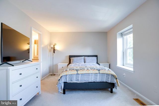 8657 DELLWAY LN, Vienna, VA 22180