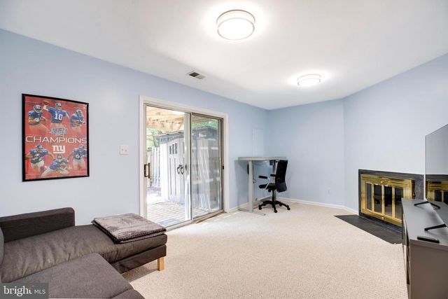 8657 DELLWAY LN, Vienna, VA 22180