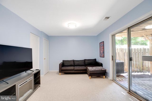 8657 DELLWAY LN, Vienna, VA 22180