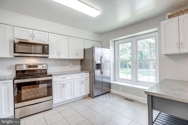 8657 DELLWAY LN, Vienna, VA 22180