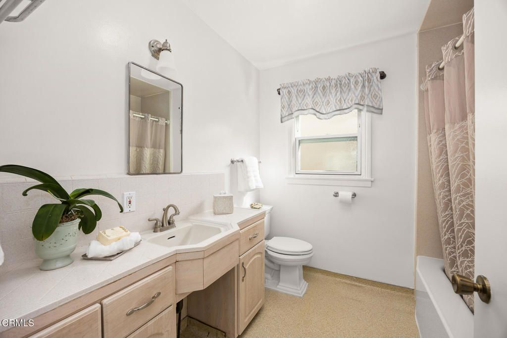 Image 16 of property listing at 430 Eaton Drive, Pasadena, CA 91107