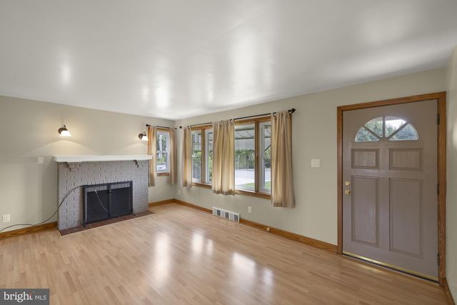 45 SHORBS HILL RD, Hanover, PA 17331
