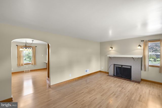 45 SHORBS HILL RD, Hanover, PA 17331