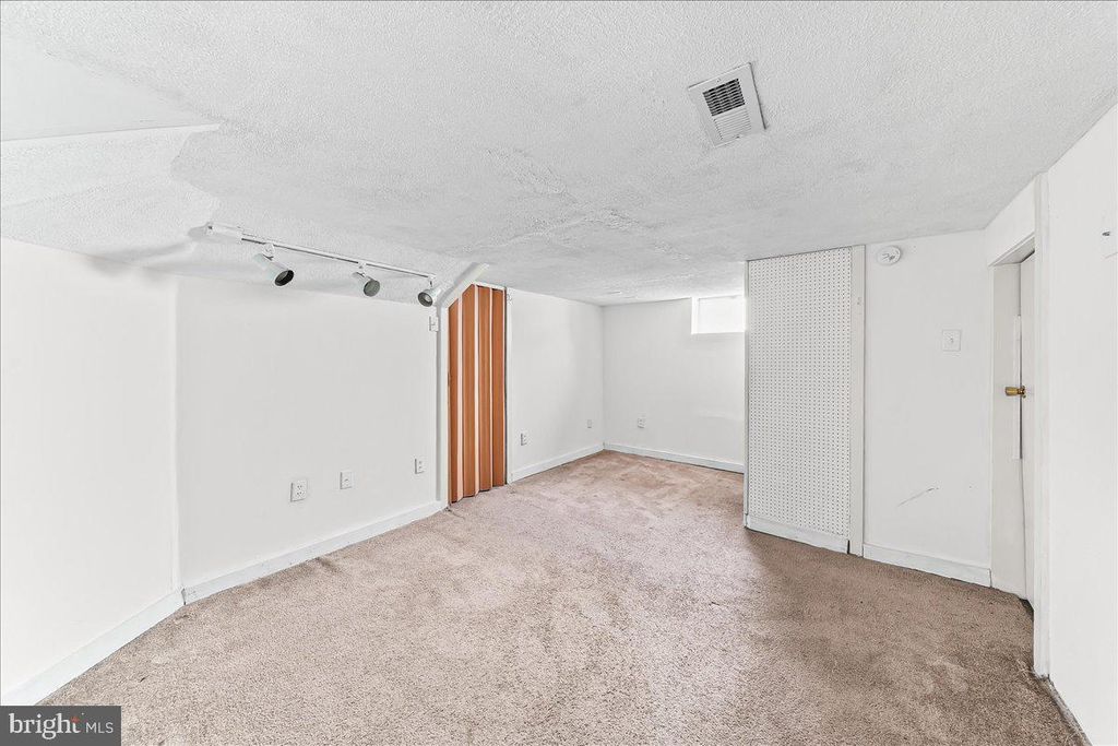 Image 12 of property listing at 209 BOXWOOD RD, Wilmington, DE 19804