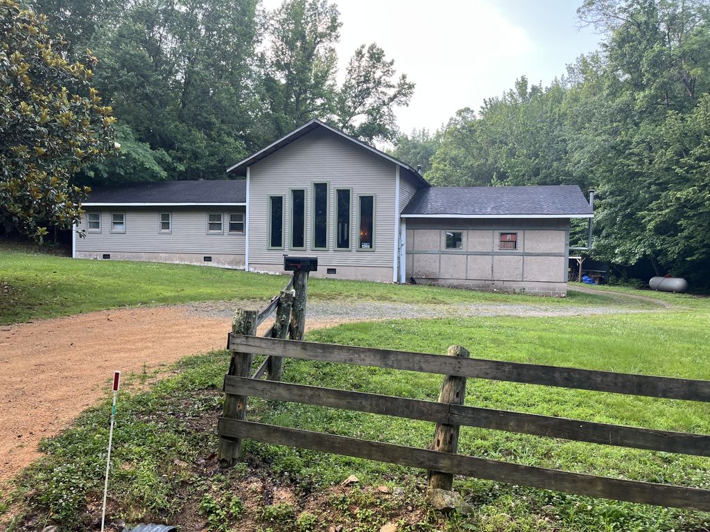 1791 Deer Creek Rd, Linden, TN 37096