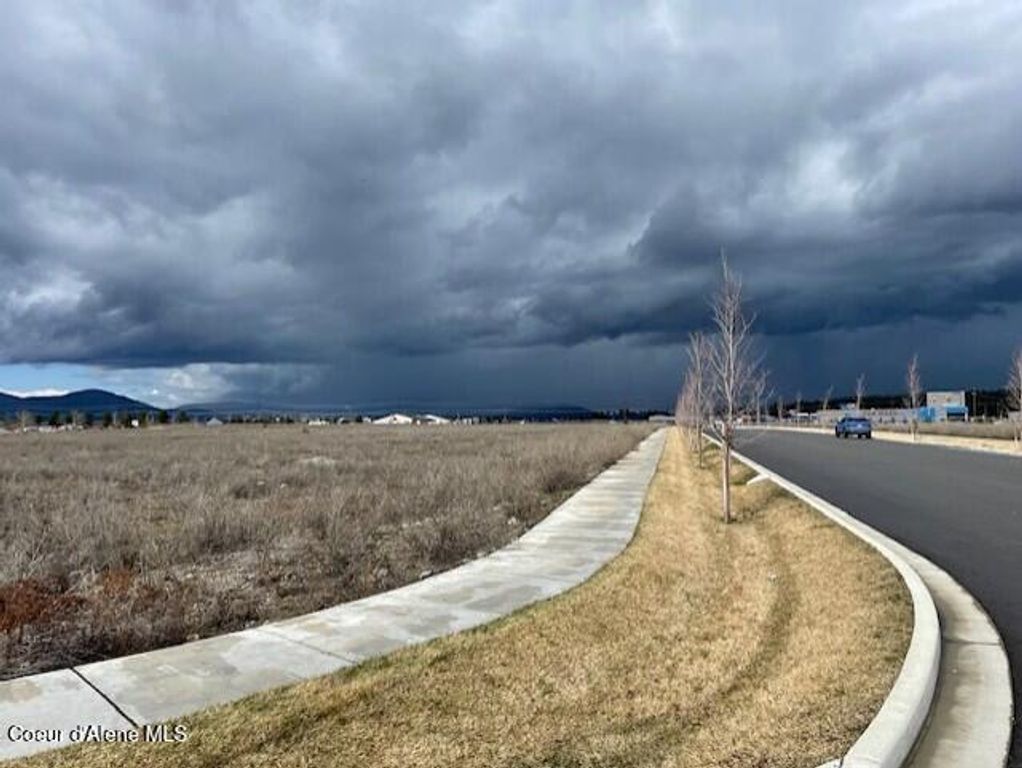 577 W FRYEBURG AVE, Hayden, ID 83835 photo 2