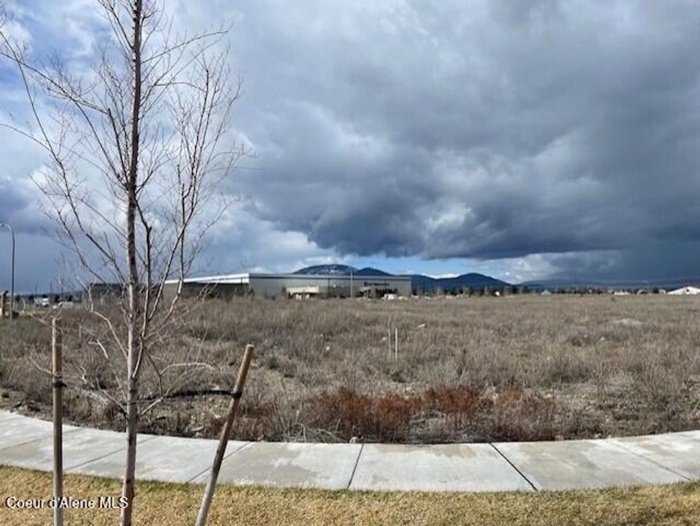 577 W FRYEBURG AVE, Hayden, ID 83835 photo 3