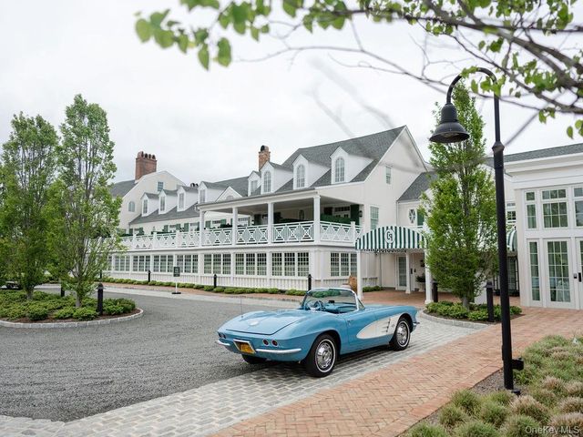 57 Old Boathouse Lane S, Hampton Bays, NY 11946