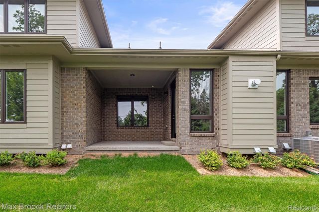 7477 Gramercy Circle 17, West Bloomfield Charter Township, MI 48322