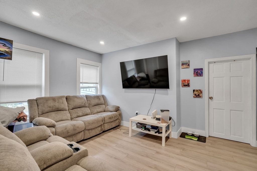 433 Lincoln St, Lowell, MA 01852