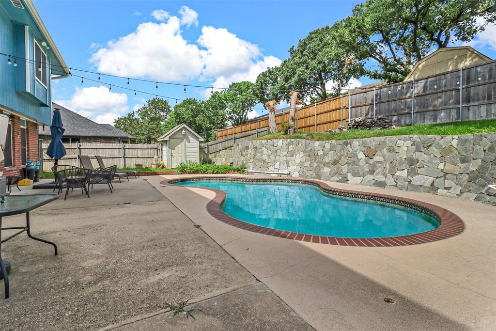 2112 Meadowview Drive, Corinth, TX 76210