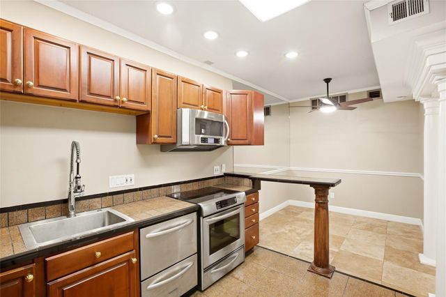 2100 Tanglewilde Street 537, Houston, TX 77063