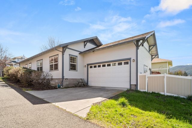 893 Plum Ridge Drive, Ashland, OR 97520
