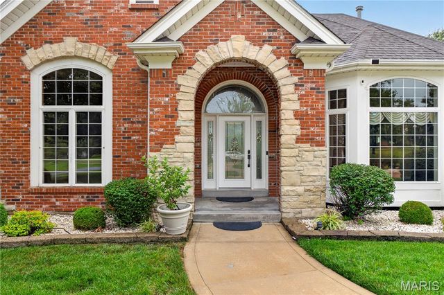 2325 Sterling Pointe Drive, Chesterfield, MO 63005