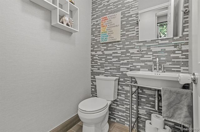 17 Scottsdale, Dearborn, MI 48124