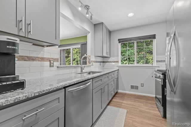 17 Scottsdale, Dearborn, MI 48124