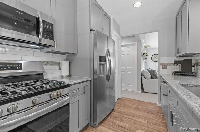 17 Scottsdale, Dearborn, MI 48124