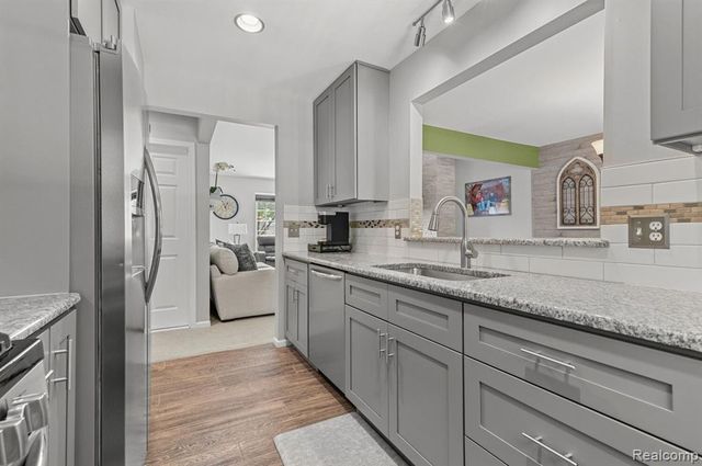 17 Scottsdale, Dearborn, MI 48124