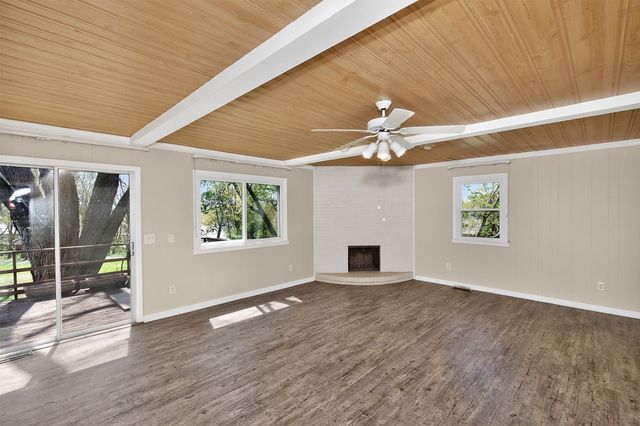 7018 Roseland Drive, Urbandale, IA 50322