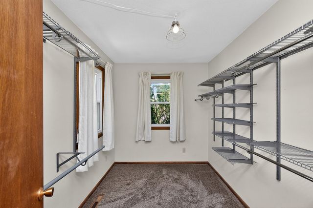 7018 Roseland Drive, Urbandale, IA 50322