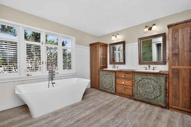 7018 Roseland Drive, Urbandale, IA 50322